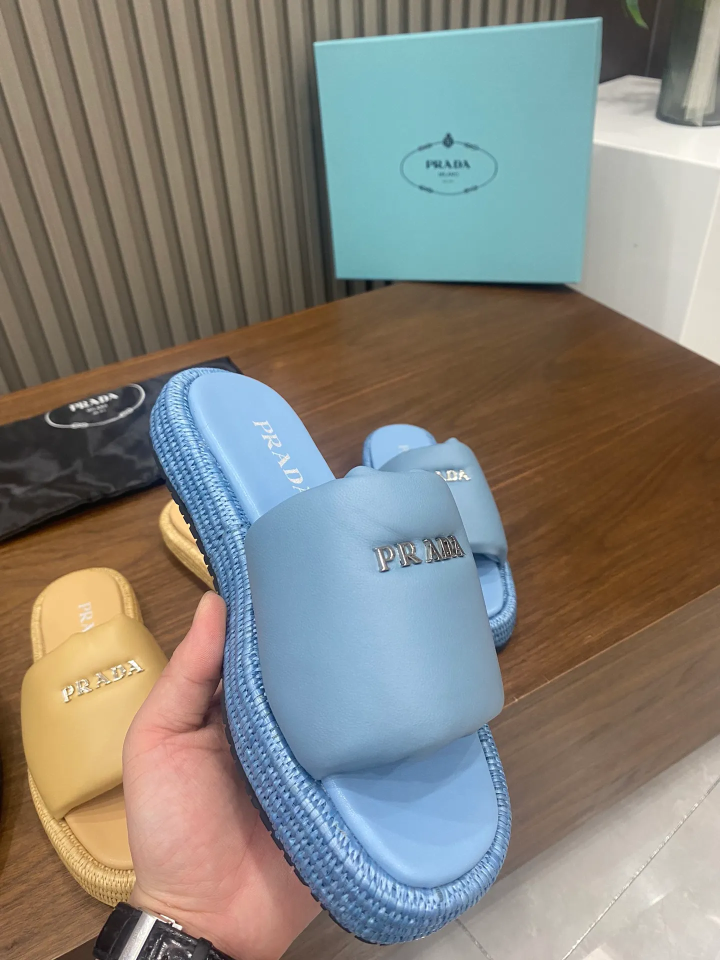 👟👟Ex-factory price 500👟👟 PRADA 2024 [Fireworks] [Fireworks] Popular straw woven series, a must-have slipper for lazy people, it looks so good on the feet. I love this hand-woven one. The upper is mixed sheepskin, and the outsole is made of imported raffia bag, ultra-light TPU, code number 5-41,
